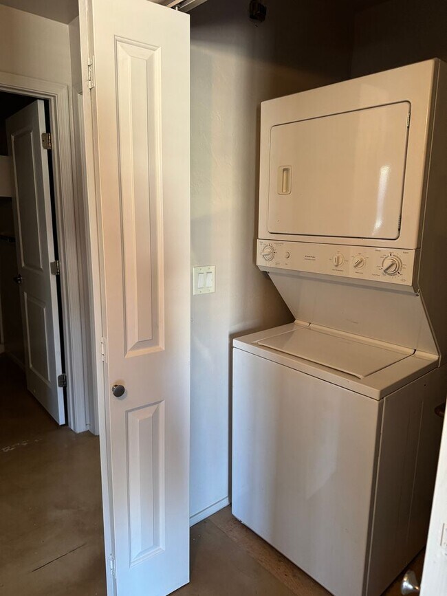 Building Photo - Spacious 3BR/2BA Upstairs Residence in Tucson 85719 | 1,225 SQFT & Airy Kitchen