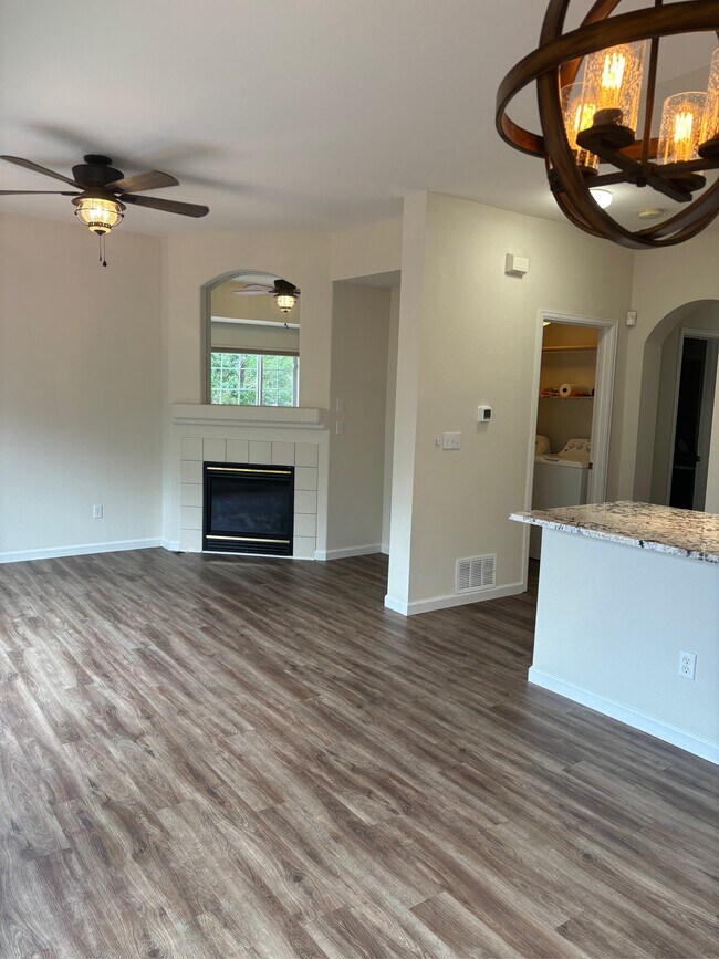 Living room w gas fireplace - 254 Quari St