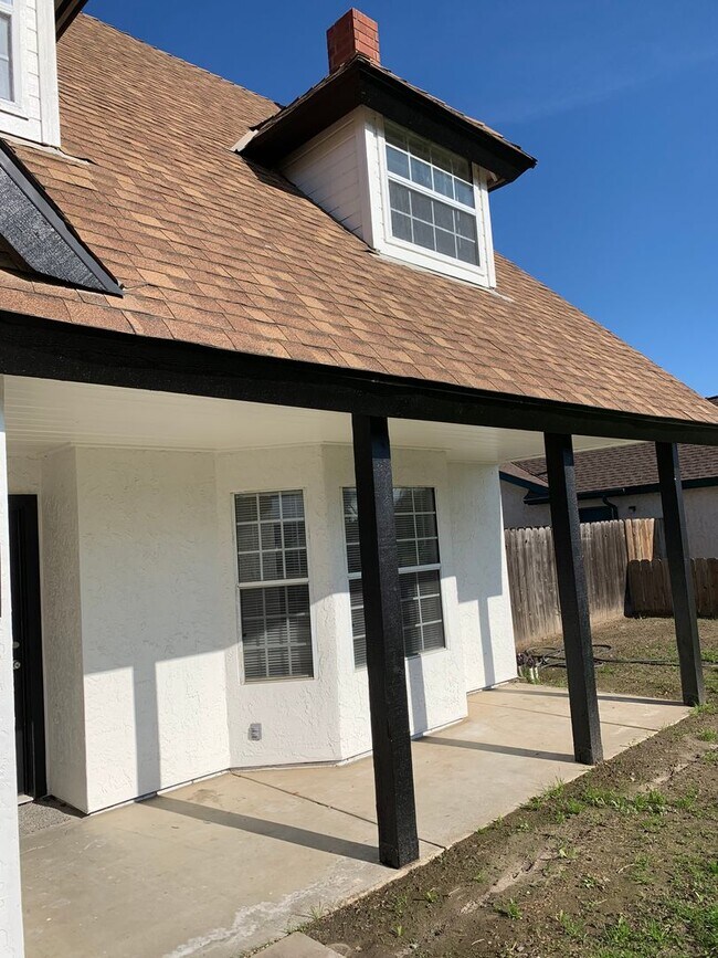 Building Photo - 4 Bedroom 2.5 Bath