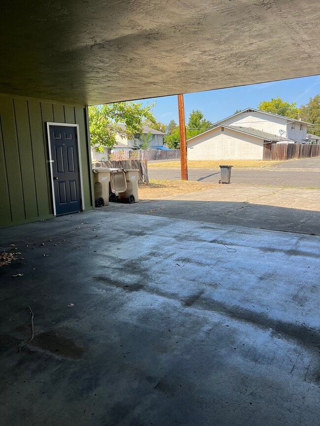 Building Photo - 511-513 SE L St