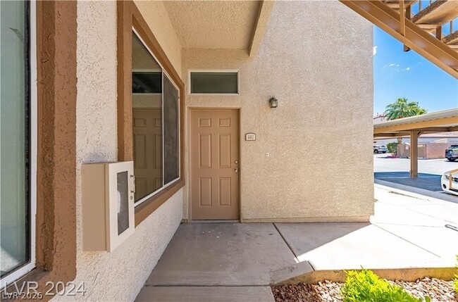 Building Photo - 2305 W Horizon Ridge Pkwy