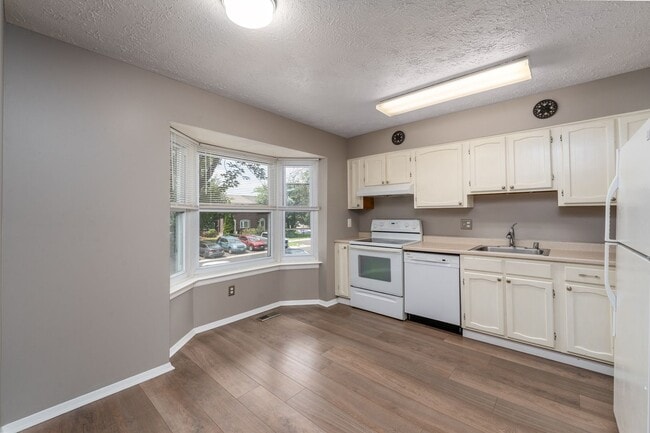 Building Photo - 27 Sylvan Park Ct