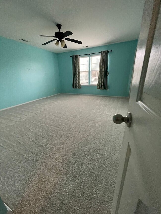 Foto del edificio - 5 Bedroom Single Family Home in Cary