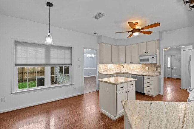 Building Photo - Your Dream Home Awaits!