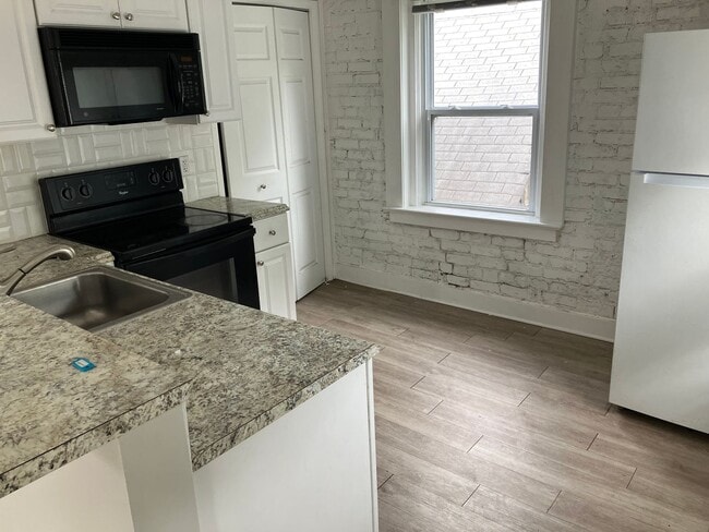 Building Photo - 2721 Belleview Ave