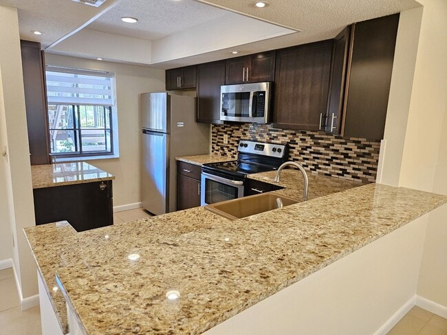 Foto del edificio - Annual Unfurnished Ground Floor Condo – located in the pleasant community of Mission Lakes!