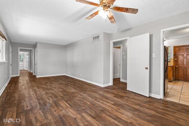 Foto del edificio - 3135 W College St