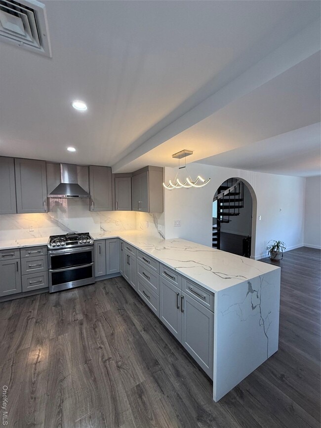 Foto del edificio - 1090 Pelham Pkwy S