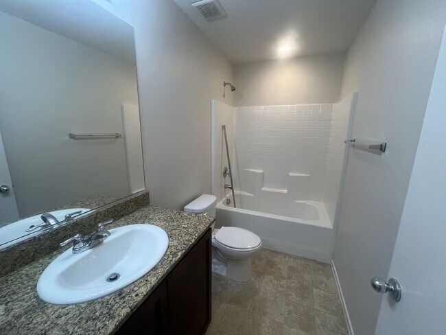 Foto del edificio - 2 bedroom Townhome located near Nellis Air...