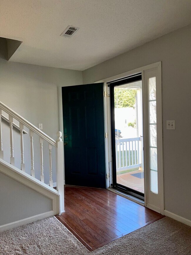 Building Photo - Well Maintained 4 Bed/2.5 Bath in Great Lo...