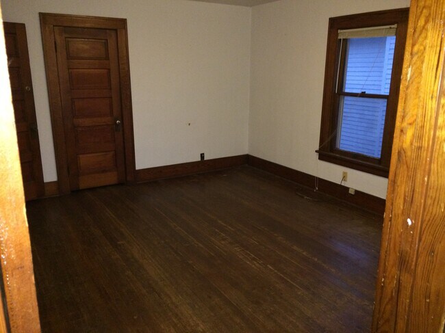Bedroom 1/Living Room - 924 Iowa Ave