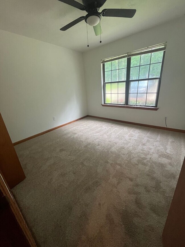 Building Photo - Cute duplex on quiet road- ask about move ...