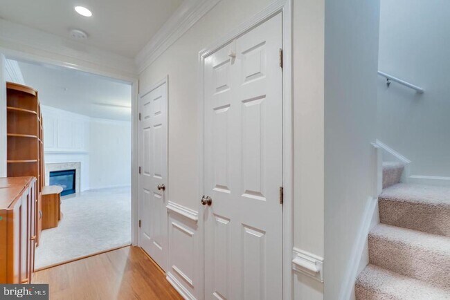 Foto del edificio - 7046 Falls Reach Dr