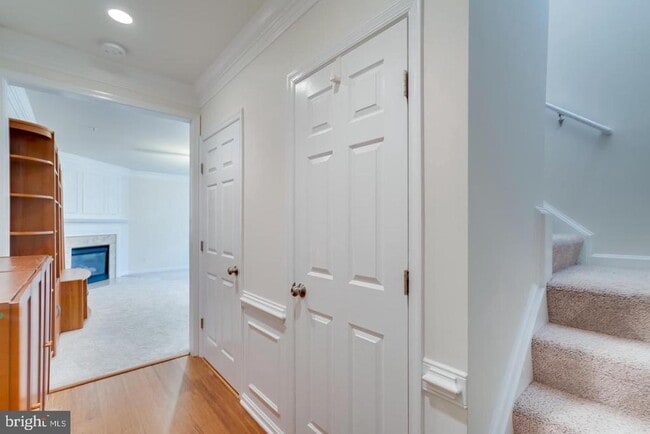 Building Photo - 7046 Falls Reach Dr
