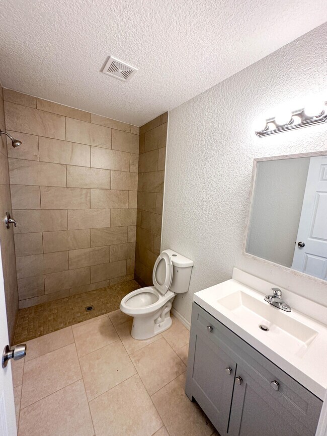 Building Photo - 1205 W 28th St