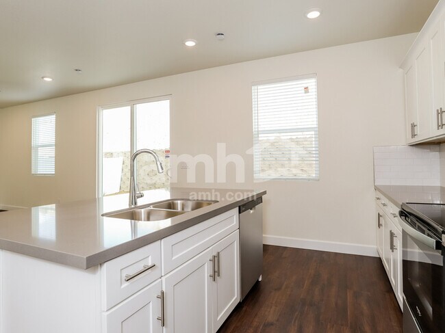 Building Photo - 13877 E 101st Ave