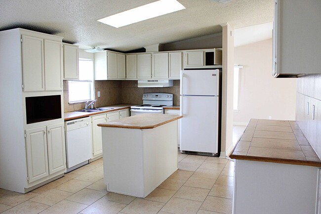 Foto del edificio - Spacious 4 bedroom mobile home ready for a...