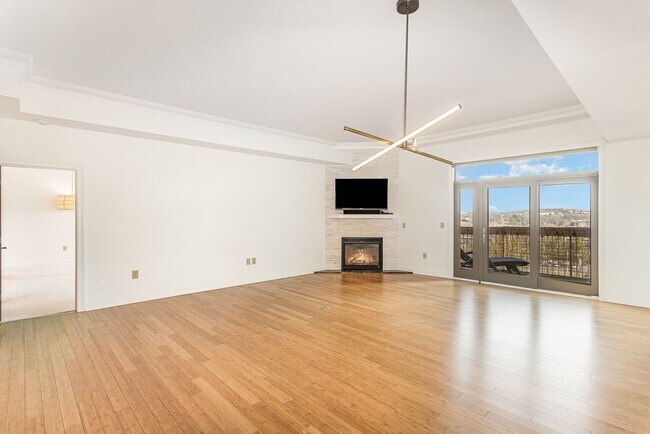 Foto del edificio - Luxury 2-Bedroom Condo with Downtown Views...