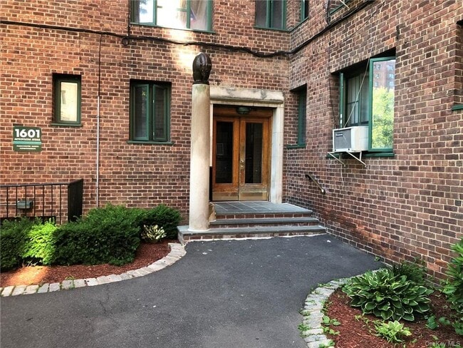 Building Photo - 1601 Metropolitan Ave
