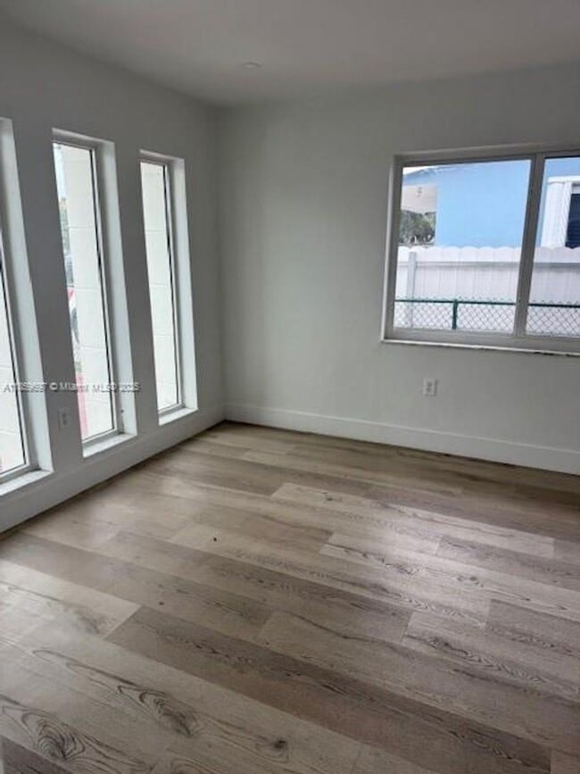 Foto del edificio - 108 E 8th St