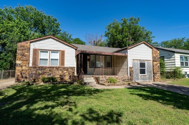 Building Photo - 2 Bed 1 Bath With Bonus Room! Move-in Ready