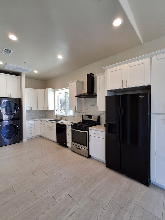Building Photo - Beautiful 2-Bedroom, 2-Bath Home w/ Centra...