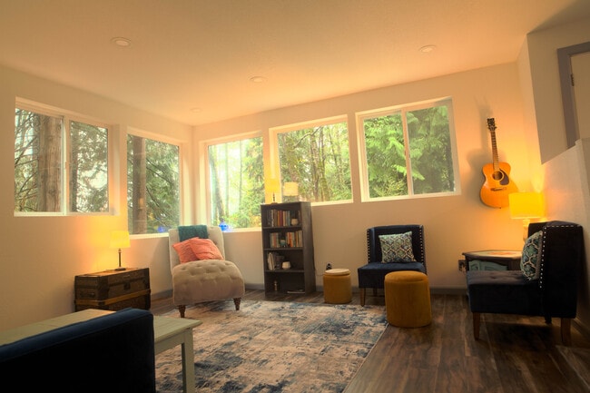 Amplia sala de estar con cómodos asientos. - 1114 Pawnee Ln