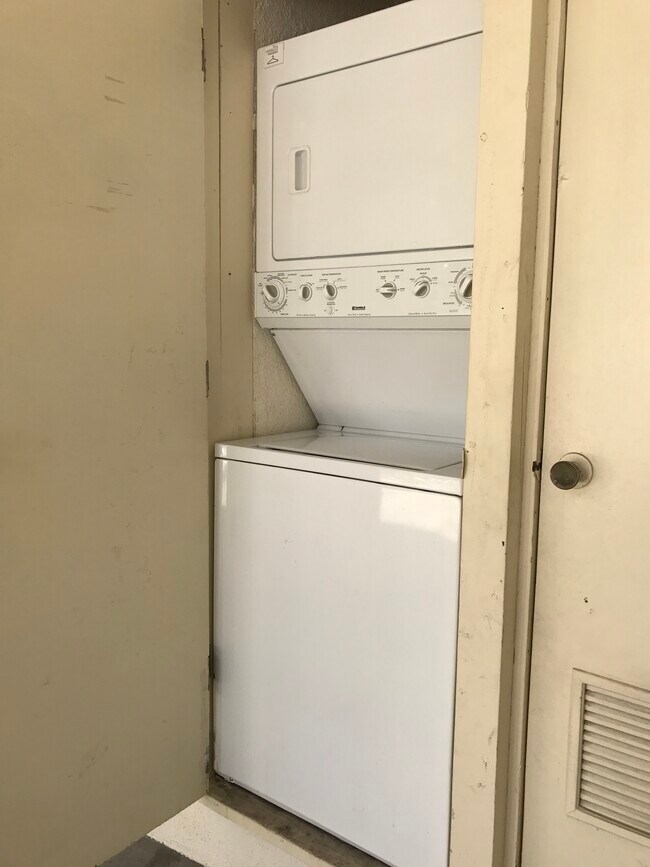 Washer/Dryer - 2607 Laurel Canyon Blvd