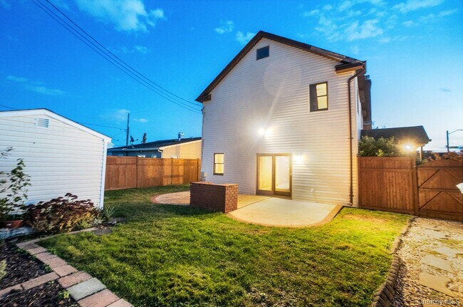 Building Photo - 8 Pearl St