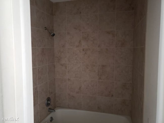 Building Photo - 2 br, 1 bath Apartment - 534 Parklane St