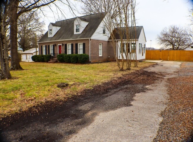 Building Photo - Lovely 5 bedroom, 2 bathroom brick home in Reidsville