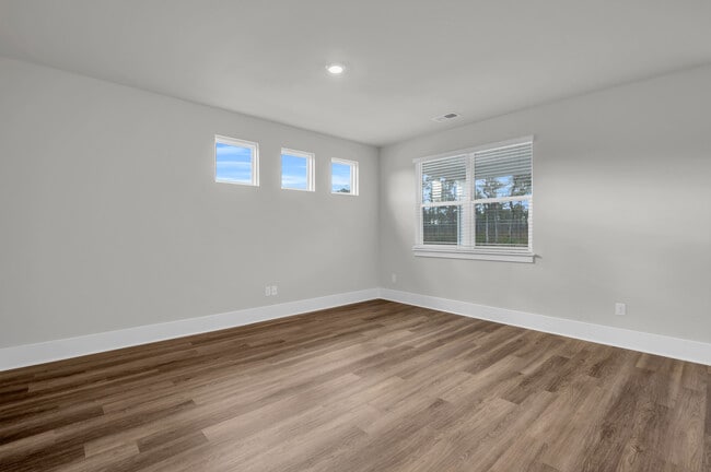 Building Photo - 514 Silky Oak Dr SE