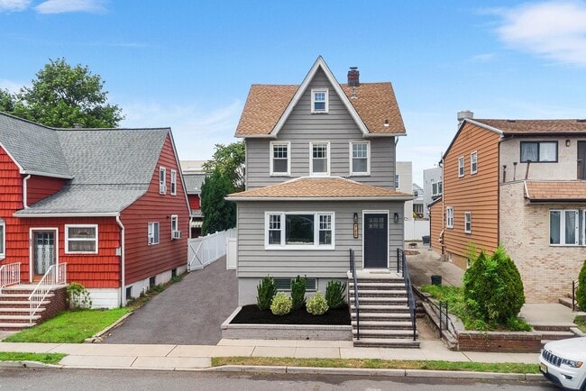 Building Photo - 725 4th St