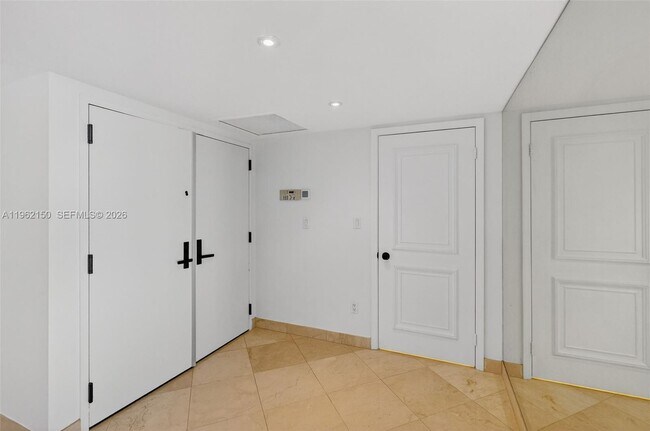 Building Photo - 2 Grove Isle Dr