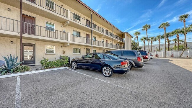 Foto del edificio - 2220 Stickney Point Rd