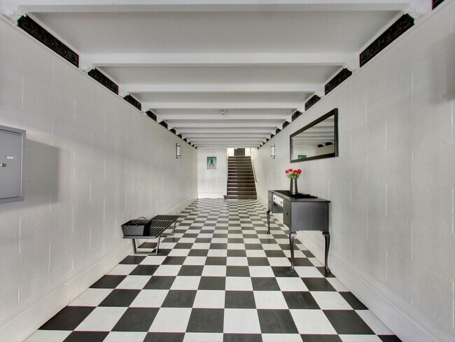 Building Photo - Renovated Studio Apartment in Lower Haight...