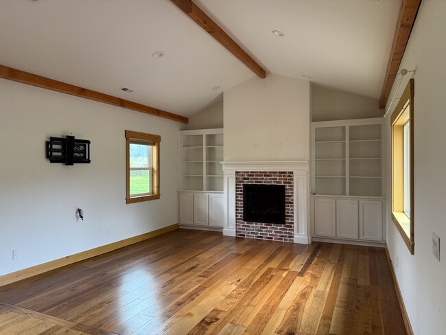 Gas Fireplace, built ins - 825 Murphy Creek Rd