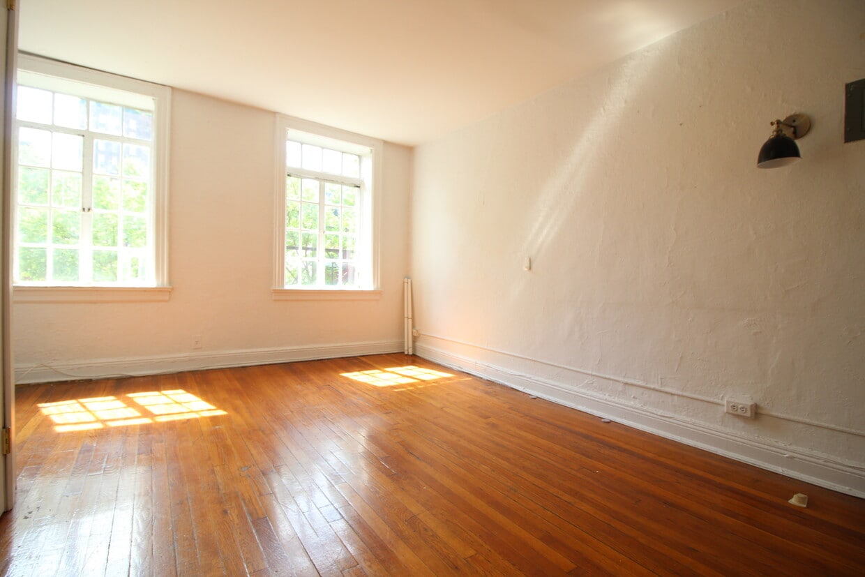 Plenty of Sunlight - 323 W 4th St