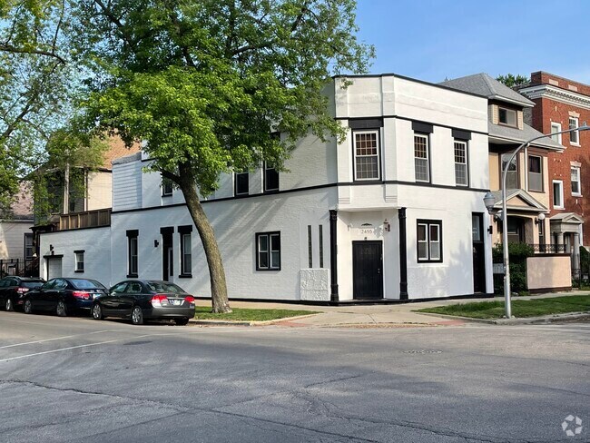 Building Photo - 2455 N Sawyer Ave