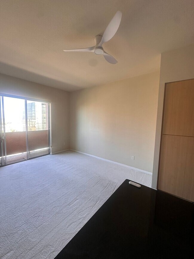 Foto del edificio - 1BR High-Rise with Balcony & Views