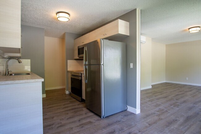 Foto del edificio - Spacious 2 Bedroom with Stylish Updates + A/C, W/D, D/W!