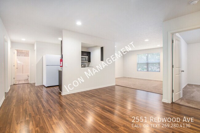 Foto del edificio - 2551 Redwood Ave