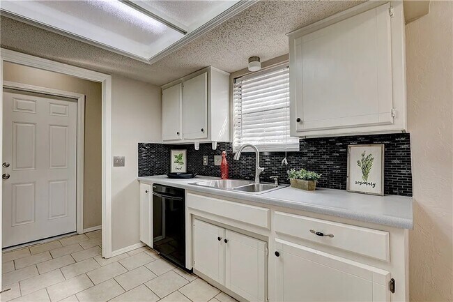 Building Photo - 1709 Apian Way