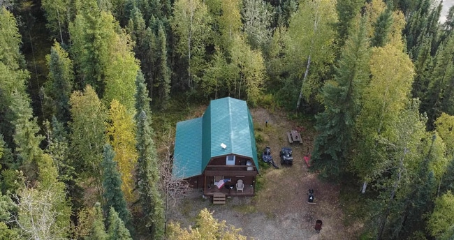 Building Photo - Private Home That's Still Close to the Amenities You Need!