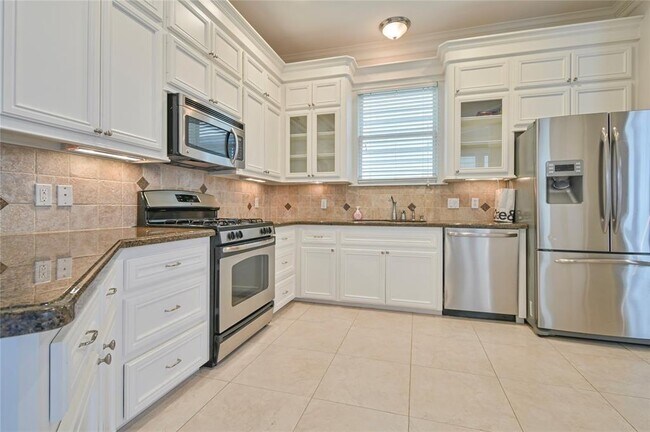 Building Photo - 113 W 13th St