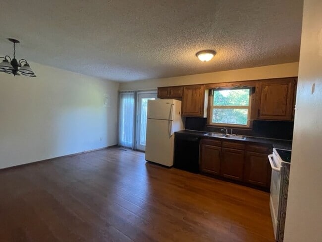 Building Photo - Southside Springfield!  2 Bedroom/2 Bath D...