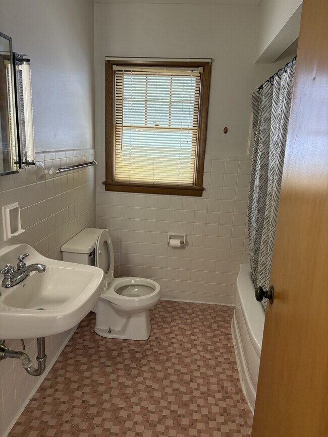 Foto del edificio - 326-328 E McPherson