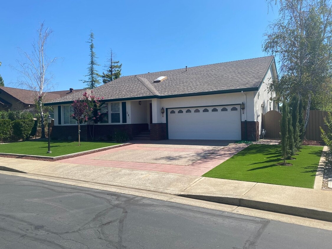 Beautiful Lakefront Home in the Vineyard! House Rental in Redding