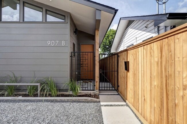 Building Photo - 907 Kern St