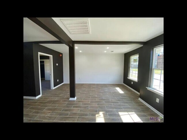 Building Photo - 1553 Swan Ave